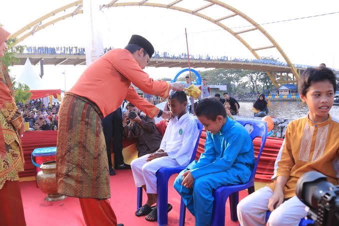 Saat Petang Belimau Pj Wali Kota Pekanbaru Mandikan Anak Yatim Dengan Air Limau